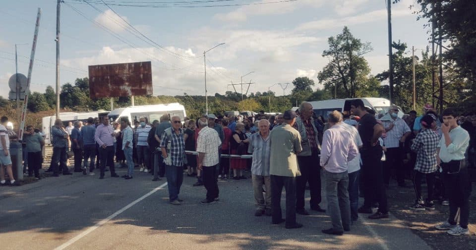 ენგურის ხიდზე “პატრიოტთა ალიანსის” წევრები დაბრუნებული ხატის გადმოსვენებას ელოდებიან