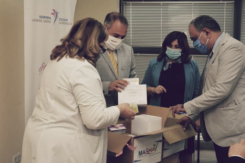 ისრაელის ელჩმა ზუგდიდის სკრინინგ ცენტრს სამემდიცინო ინვენტარი გადასცა