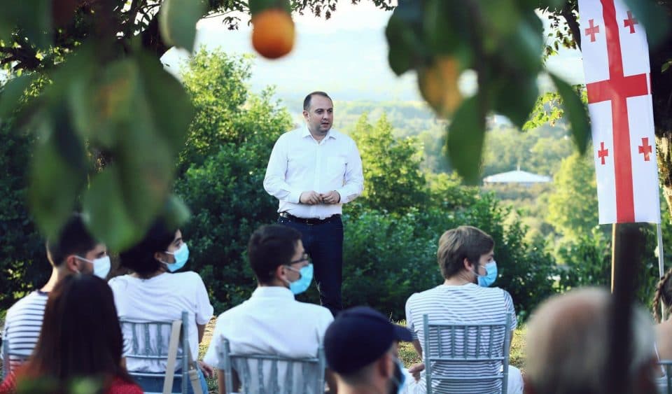 ირაკლი ჩიქოვანი საოკუპაციო ხაზთან მდებარე სოფელ ტყაიაში ახალგარდებს ოკუპაციაზე ესაუბრა