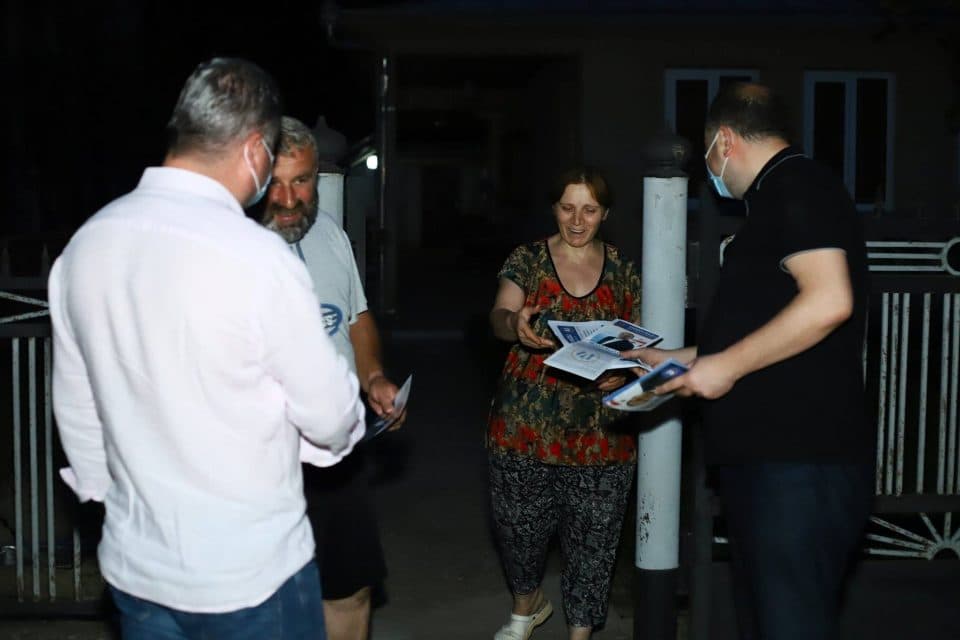 ირაკლი ჩიქოვანი მოსახლეობას კარდაკარის პრინციპით ხვდება