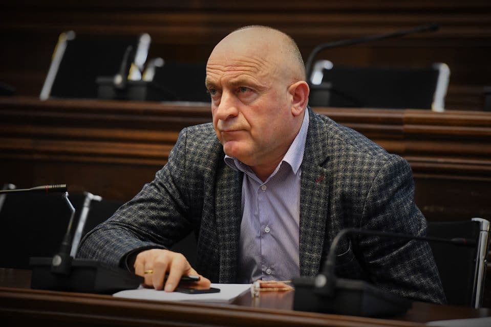 პარლამენტის წევრი რომელიც პანდემიის პერიოდში 2500 ოჯახს დაეხმარა