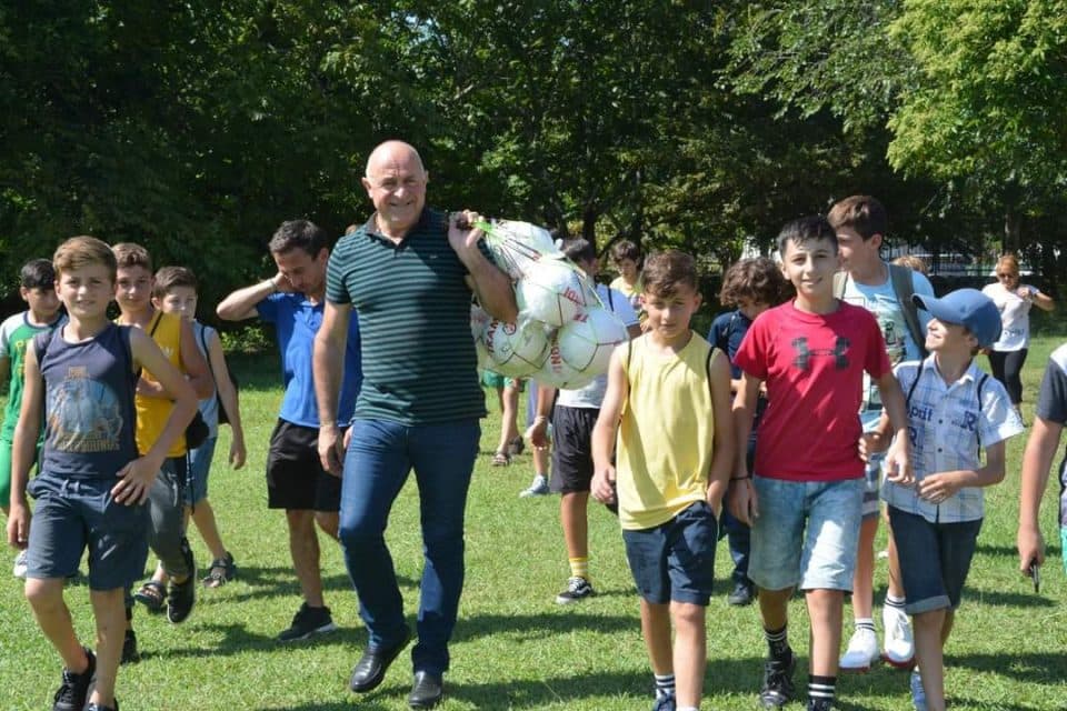 ჯუმბერ იზორიას ინციატივით შექმნილმა ფონდმა, საფეხბურთო კლუბ ,,ერთობას” სპორტული ინვენტარი გადასცა