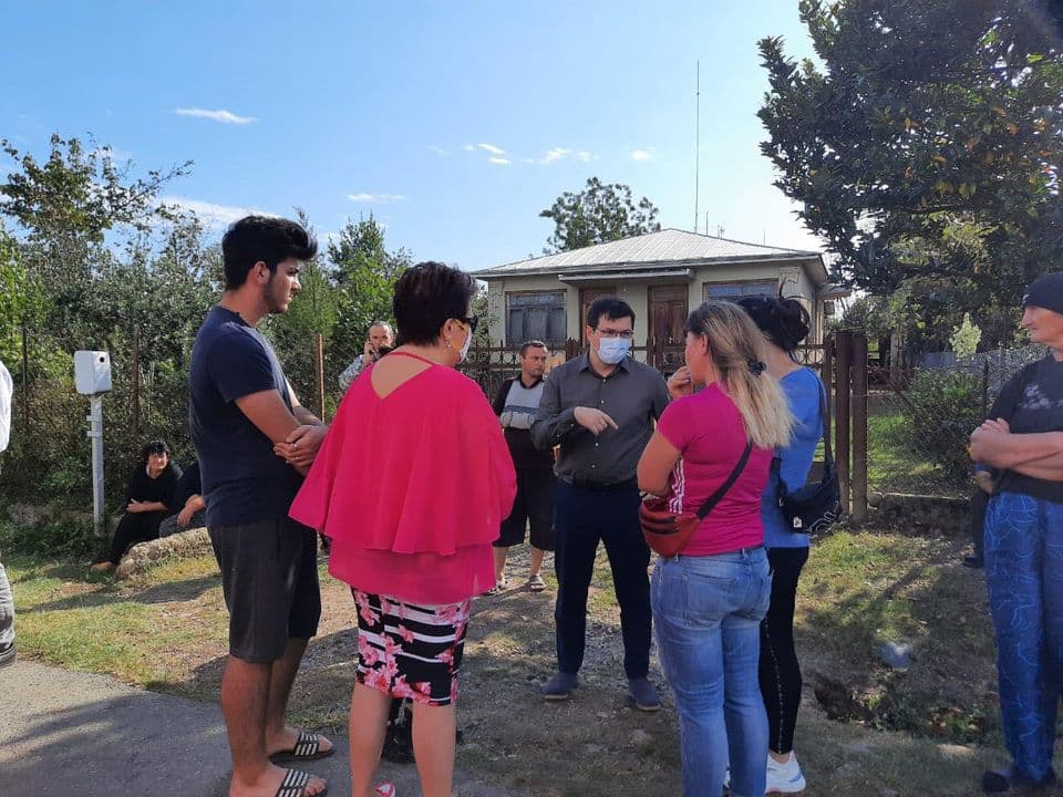 სოფელ დავითიანში დევნილთა ჩასახლებაში ხანძარი გაჩნდა – დაზარალდა 4 ოჯახი - image 2