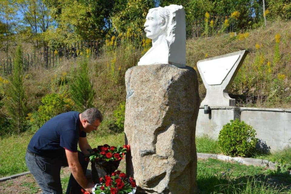 ადგილობრივი ხელისუფლების წარმომადგენლებმა მერაბ კოსტავას ბიუსტი გვირგვინით შეამკეს