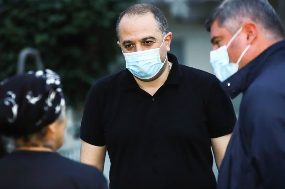 ირაკლი ჩიქოვანი კარდაკარის პრინციპით მოსახლეობას შარტავას და შენგელიას ქუჩაზე შეხვდა