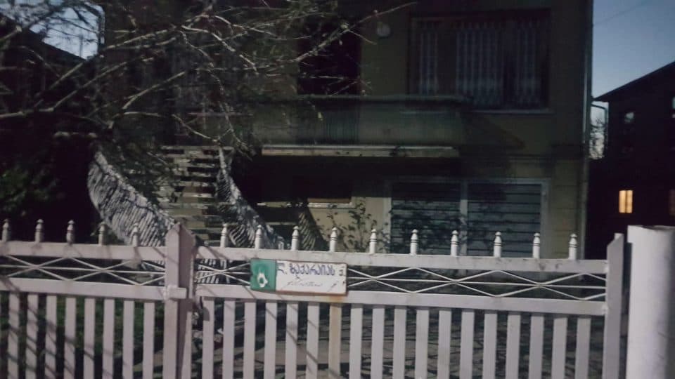 სპეცოპერაცია ზუგდიდში – პოლიციამ ქალი და ახალგაზრდა მამაკაცი პოლიციის განყოფილებაში გადაიყვანა