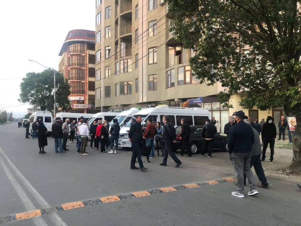 „სად მივდივარ? – მიშას დასაბრუნებლად მივდივარ“- ენმ-ს სამეგრელოს აქტივი თბილისში აქციაზე გაემგზავრა