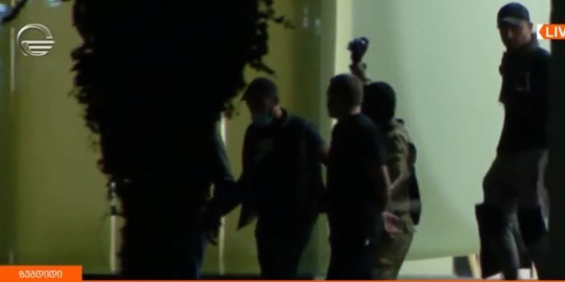 თავდამსხმელმა 20 მძევალიდან მხოლოდ 3 დაიტოვა და ბანკის შენობა დატოვა