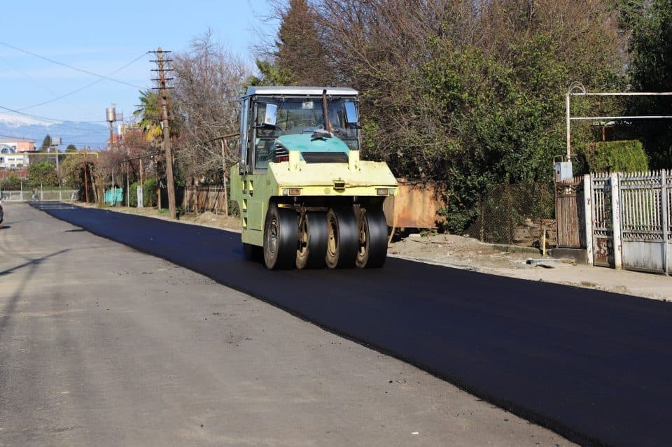 ზუგდიდის მუნიციპალიტეტში საგზაო ინფრასტრუქტურის მოწყობის სამუშაოები აქტიურად გრძელდება