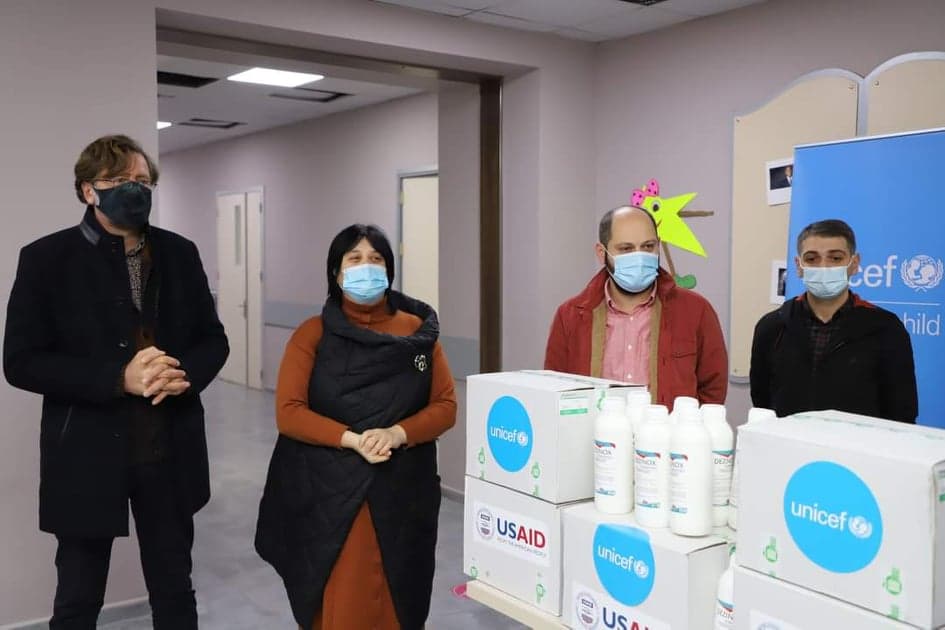 ზუგდიდის საჯარო სკოლებს 2800 ლიტრამდე სადეზინფექციო ხსნარი გადაეცა