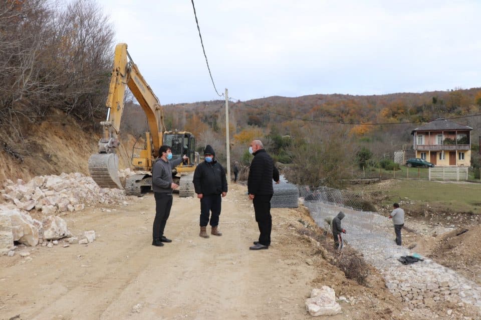 ხამისკურის ადმინისტრაციულ ერთეულში გზის რეაბილიტაცია მიმდინარეობს