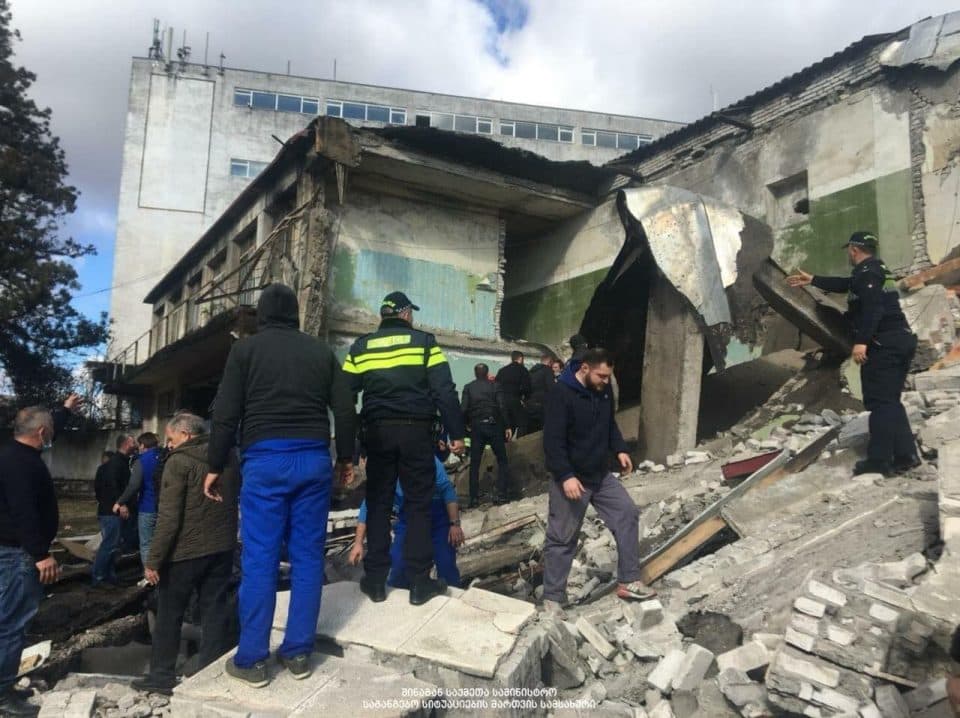 ზუგდიდში ორსართულიანი შენობა ჩამოინგრა, მაშველებმა ნანგრევებიდან 10 წლის ბავშვი გამოიყვანეს