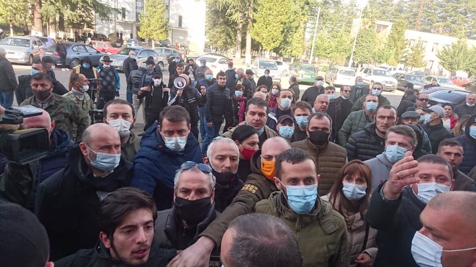 ,,გადადგეს რაიონის რაიკომის თავმჯდომარე” – ჩხოროწყუში მერის გადადგომას ითხოვენ