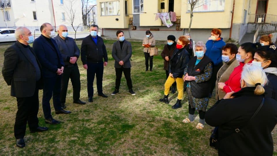 ლევან თევზაიამ ფოთში, გაგრის ქუჩაზე ჩასახლებული დევნილების პრობელები მოისმინა და დახმარებას დაჰპირდა