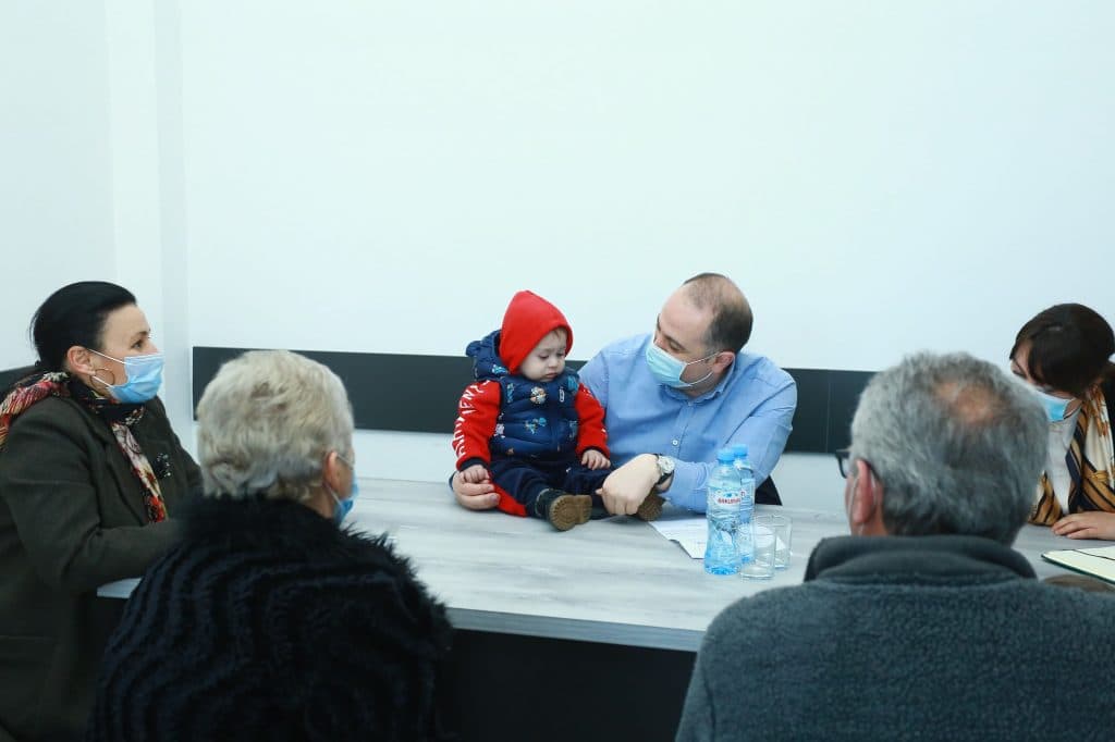 ირაკლი ჩიქოვანი მოსახლეობასთან შეხვედრებს ინტენსიურ რეჟიმში განაგრძობს - image 2