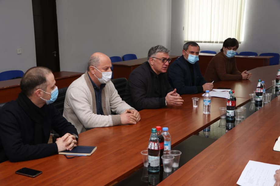 პარლამენტარმა ირაკლი ხახუბიამ სენაკში პირველი სამუშაო შეხვედრა გამართა