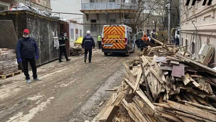 წალენჯიხაში, ყოფილი სასტუმროს შენობა აფეთქების შედეგად ჩამოინგრა