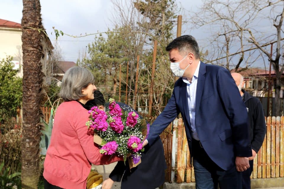11 შვილის დედას დედის დღე სამეგრელოს გუბერნატორმა მიულოცა