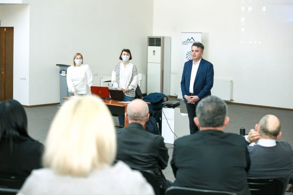 მალხაზ თორიამ ვაქცინაციასთან დაკავშირებით სამედიცინო პერსონალთან შეხვედრა გამართა