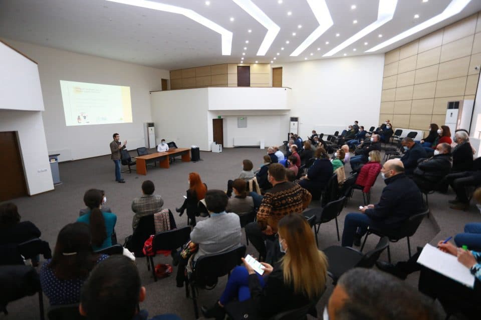 ,,DMO სამეგრელოს“ გასული წლის ანგარიშის მოსმენას სახელმწიფო რწმუნებული და USAID-ის ეკონომიკური უსაფრთხოების პროგრამის ხელმძღვანელი დაესწრნენ