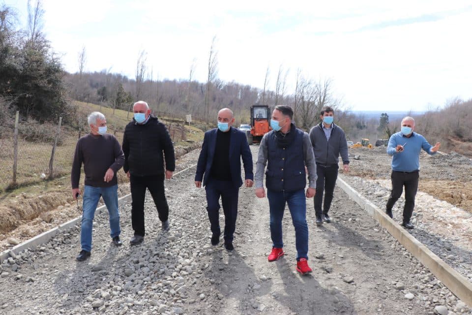 ხამისკურის ადმინისტრაციულ ერთეულში შიდა სასოფლო გზის რეაბილიტაცია მიმდინარეობს