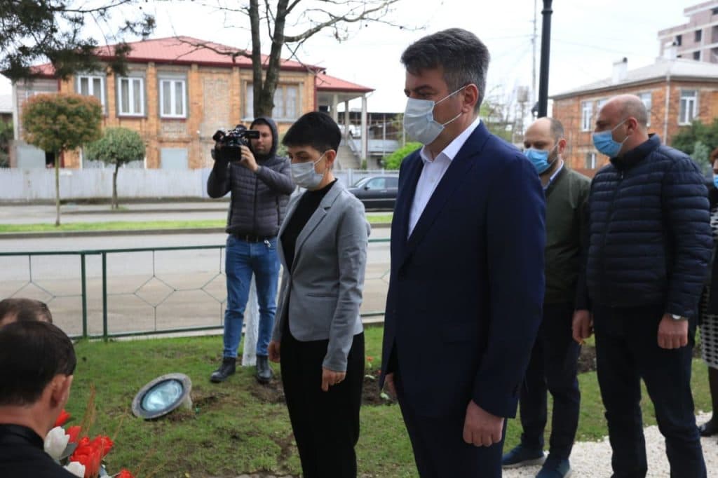 სამეგრელო-ზემო სვანეთის სახელმწიფო რწმუნებულმა 9 აპრილს დაღუპულთა ხსოვნას პატივი მიაგო და მემორიალი გვირგვინით შეამკო - image 2