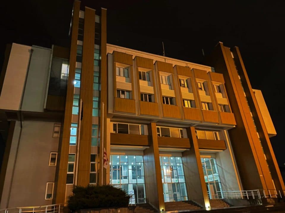 სამეგრელო-ზემო სვანეთის სახელმწიფო რწმუნებულის ადმინისტრაციის შენობაზე სახელმწიფო დროშა დაშვებულია