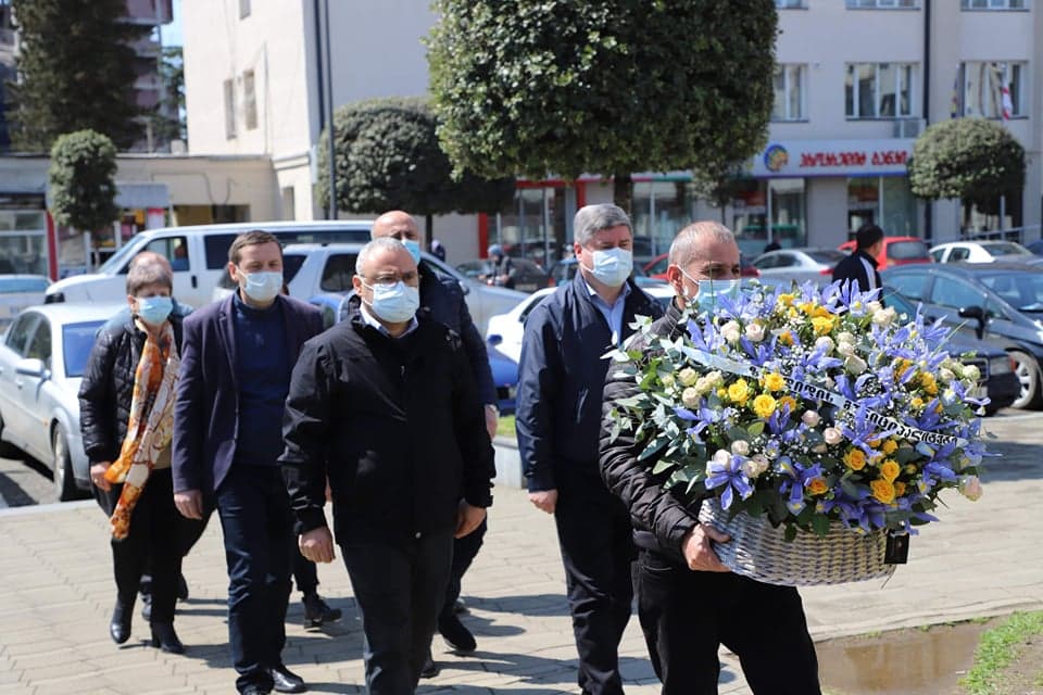 ზუგდიდში, ადგილობრივი ხელისუფლების წარმომადგენლებმა იაკობ გოგებაშვილის ბიუსტი გვირგვინით შეამკეს