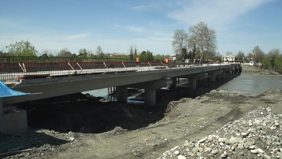 მდინარე ენგურზე, დარჩელი- განმუხურის დამაკავშირებელი ხიდი შენდება