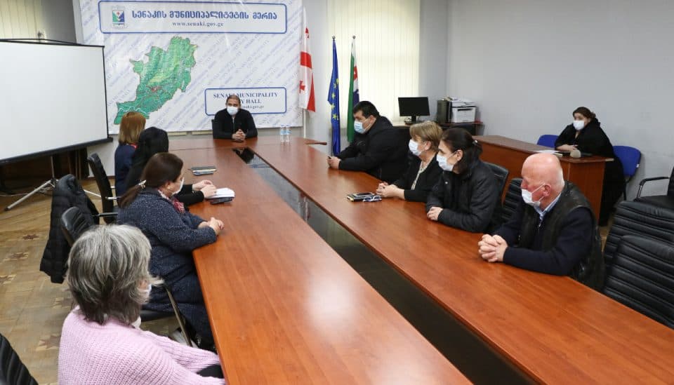 სენაკში, კორონავირუსის პრევენციული ღონისძიებების ფარგლებში სხდომა გაიმართა