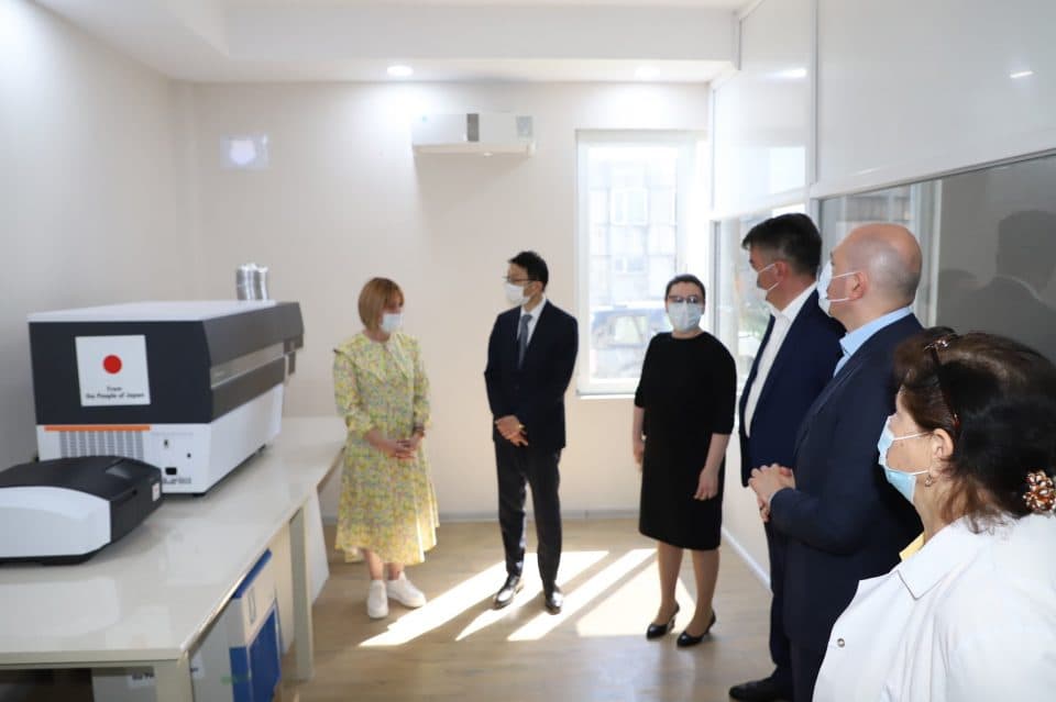 იაპონიის ელჩმა ზუგდიდში მდებარე სასოფლო-სამეურნეო ლაბორატორიას თანამედროვე აღჭურვილობა გადასცა