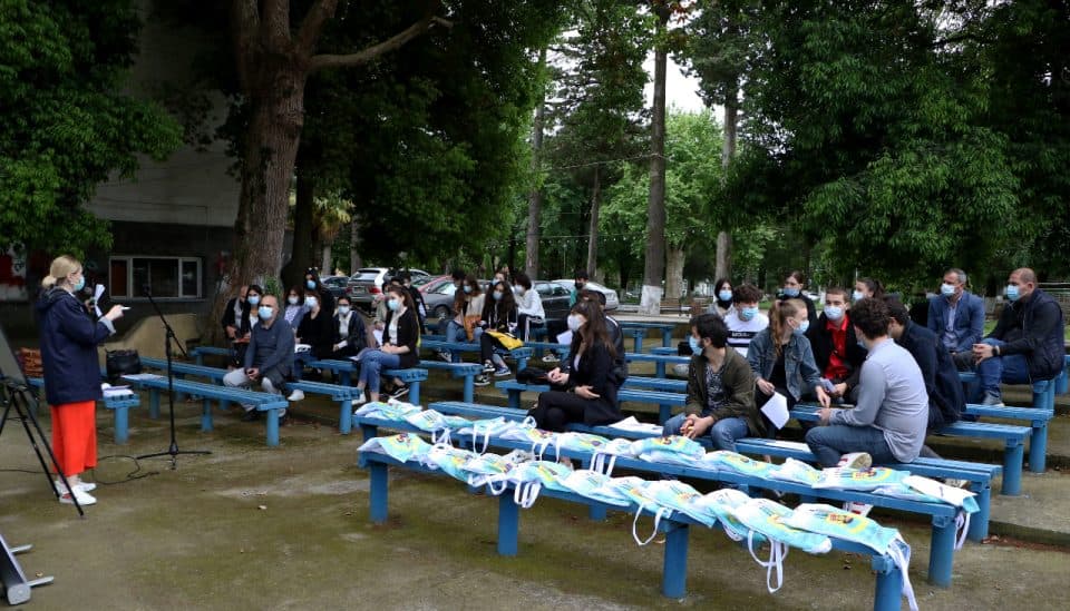 სენსკში, არასამთავრობო ორგანიზაცია „ჰელფინგ ჰენდმა” საინფორმაციო შეხვედრა გამართა