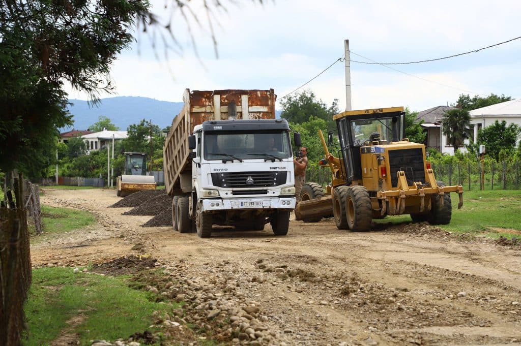 სოფელ ხეცერაში გზის კაპიტალური მშნებელობის პროექტის განხორციელება დაიწყო - image 2