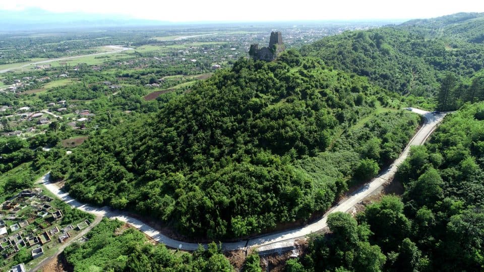 სენაკში შხეფის ისტორიულ ციხემდე მისასვლელი გზის რეაბილიტაცია დასრულდა