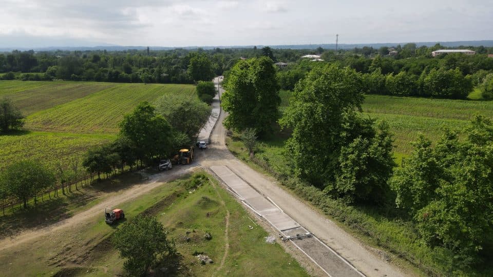 საჯიჯაოს ადმინისტრაციული ერთეულის სოფელ გაღმა საჯიჯაოში გზის რეაბილიტაცია მიმდინარეობს