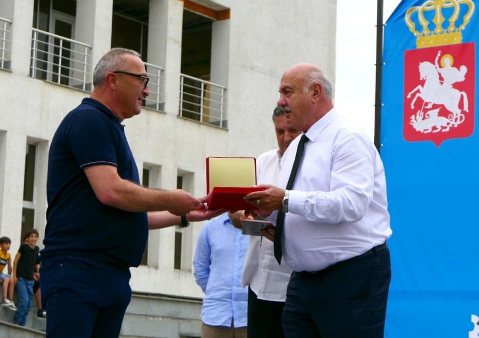 ფოთის მერმა ქორეოგრაფიის ორ ლეგენდას -ფრიდონ სულაბერიძესა და ომარ მხეიძეს ფოთის საპატიო მოქალაქის წოდება მიანიჭა