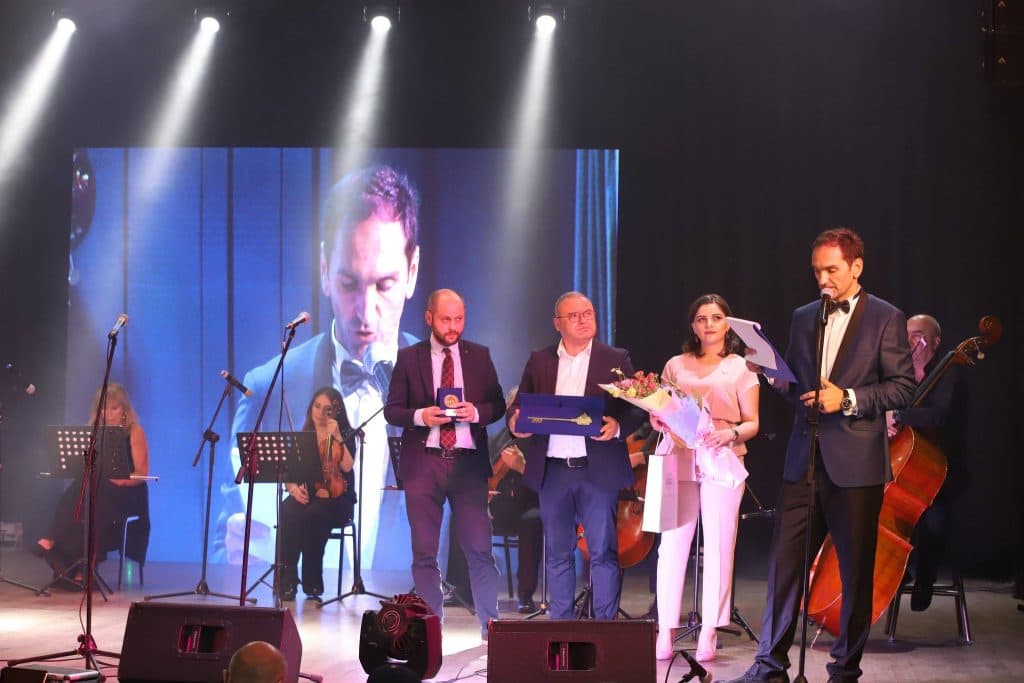 ზუგდიდის საპატიო მოქალაქის და საპატიო ზუგდიდელის წოდების ნომინანტების დაჯილდოების ცერემონიალი გაიმართა - image 2