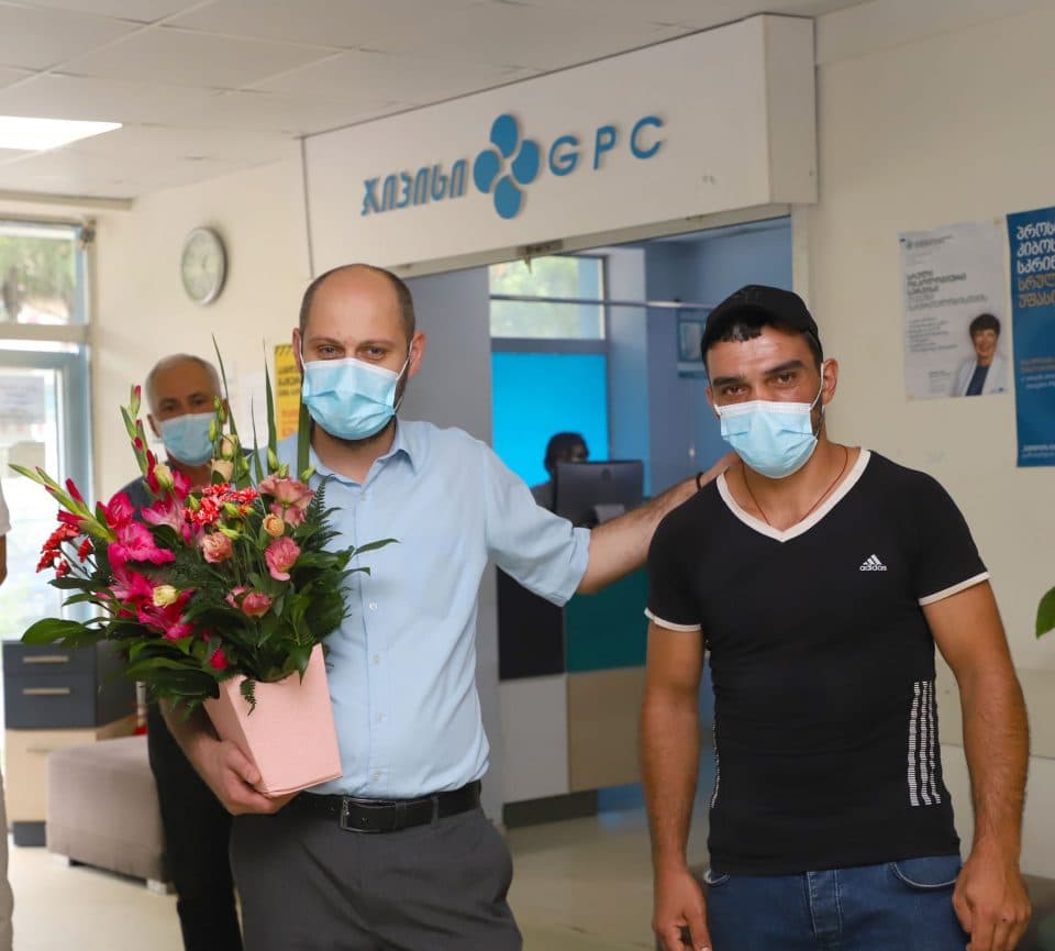 ზუგდიდის მუნიციპალიტეტის მერია მანიების მრავალშვილიან ოჯახს სახლს აუშენებს