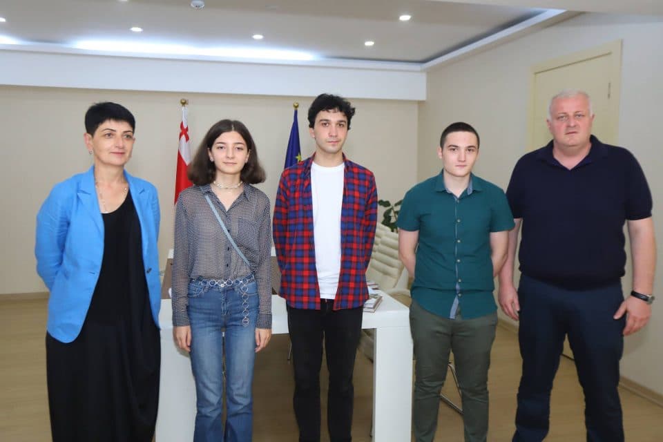 აბიტურიენტები, რომლებმაც უმაღლესი ქულები აიღეს სამეგრელოს გუბერნატორის გადაწყევტილებით მესტიაში დაისვენებენ