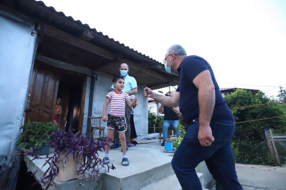 მამუკა წოწერია სოფელ ჭაქვინჯში მოსახლეობას ინდივიდუალური შეხვედრების ფორმატში შეხვდა