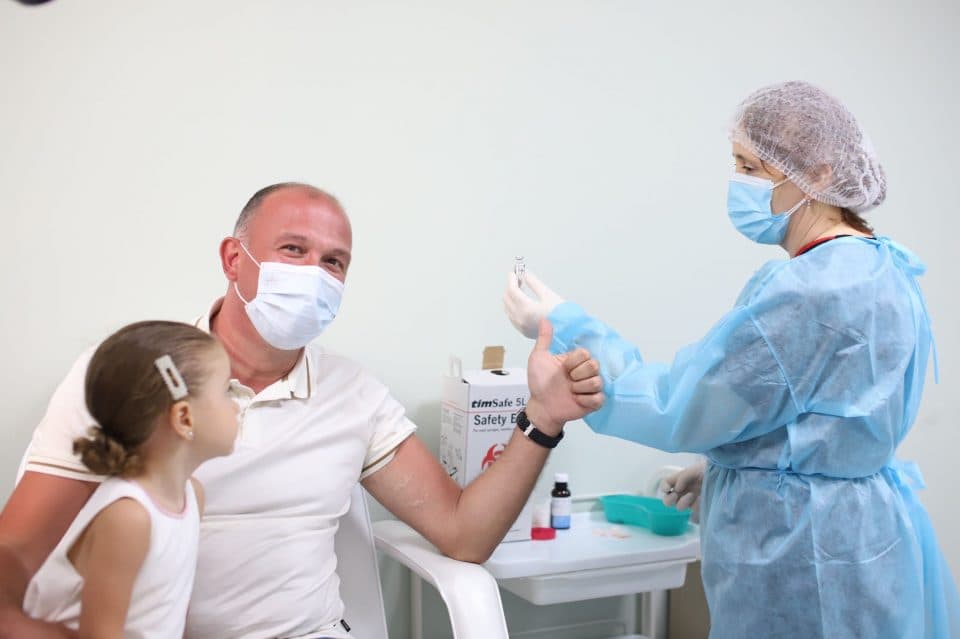 პარლამენტარი ლევან მგალობლიშვილი კლინიკა ” ბომონდში” ფაიზერის ვაქცინით აიცრა