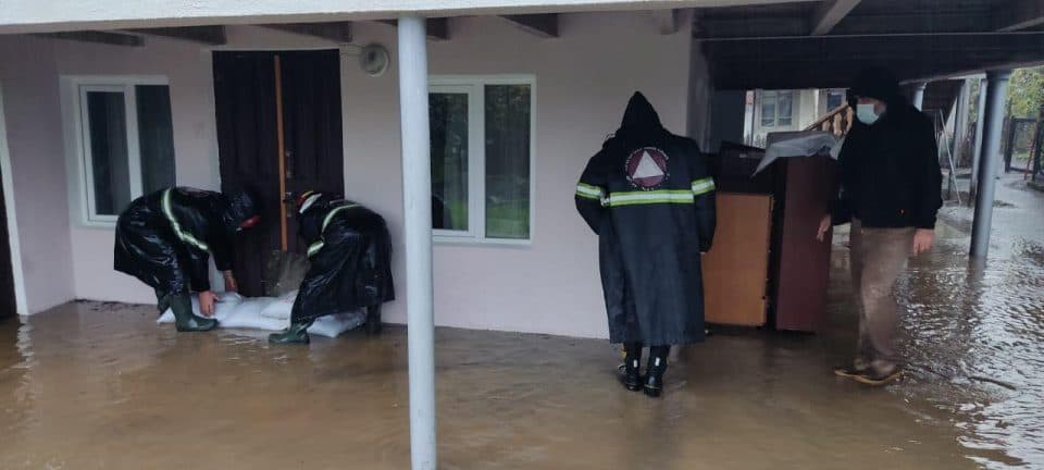 ხობში ხლიერი წვიმისგან დაზარალებულ სოფლებში მერიის შესაბამისი სტრუქტურები მუშაობენ