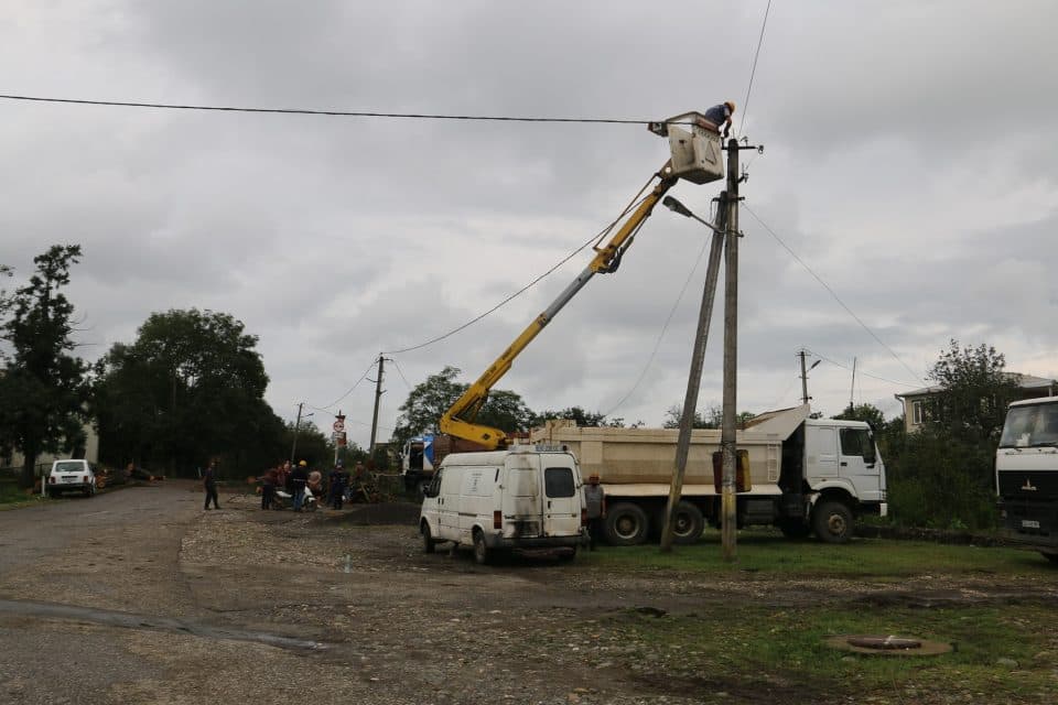 ხობში, ძლიერი ქარის შედეგად დაზიანებული ელექტროსადენების აღდგენა და წაქცეული ხეებისგან გზის გაწმენდა მიმდინარეობს