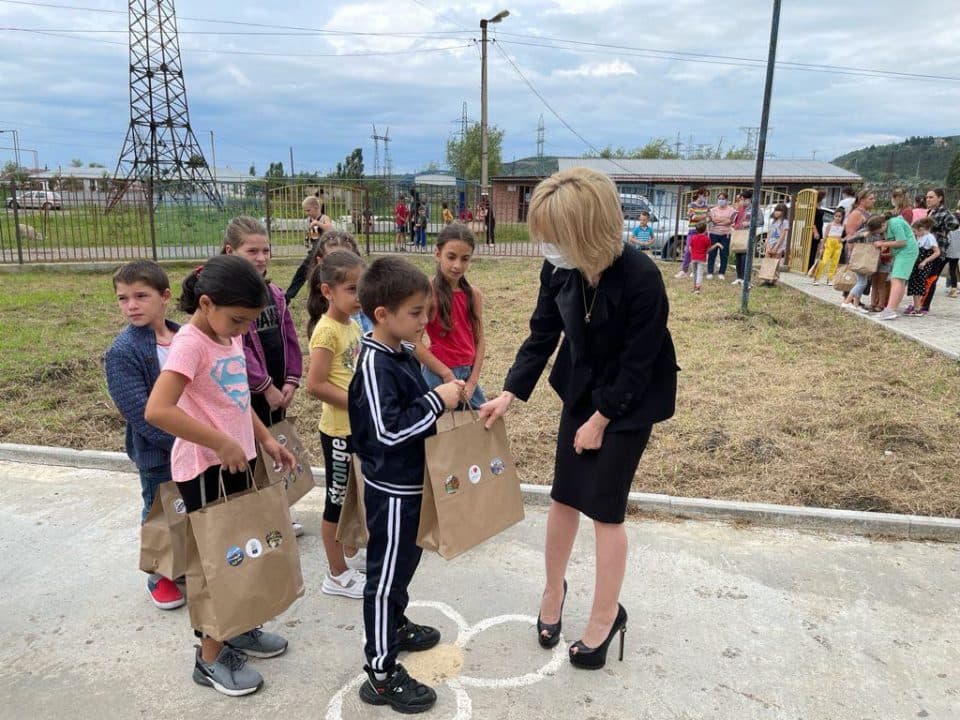 იუსტიციისა და სამოქალაქო ინტეგრაციის საკითხებში აფხაზეთის მინისტრი ნანა გაბელია 300-მდე დევნილ ბავშვს საჩუქრად სასკოლო ნივთებს გადასცემს