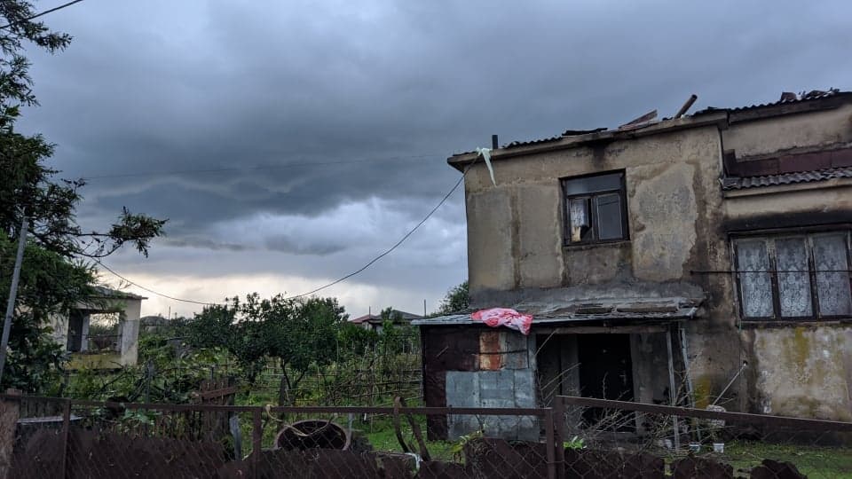 ძლიერმა ქარმა ხობში ადგილობრივი მოსახლეობა დააზარალა (ფოტორეპორტაჟი) - image 5