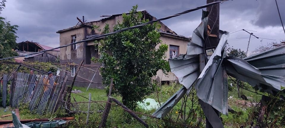 ძლიერმა ქარმა ხობში ადგილობრივი მოსახლეობა დააზარალა (ფოტორეპორტაჟი)