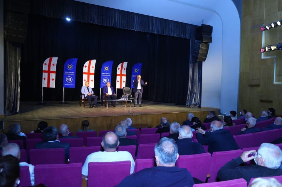 მამუკა წოწერია სხვადასხვა სფეროს წარმომადგენლებს მოსწავლე-ახალგაზრდობის სასახლეში შეხვდა