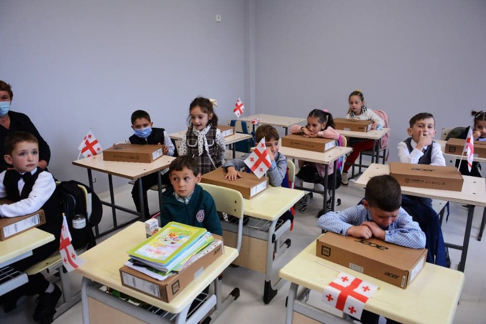 წალენჯიხაში ვახტანგ კვარაცხელიას სახელობის ახალი საჯარო სკოლა გაიხსნა - image 2