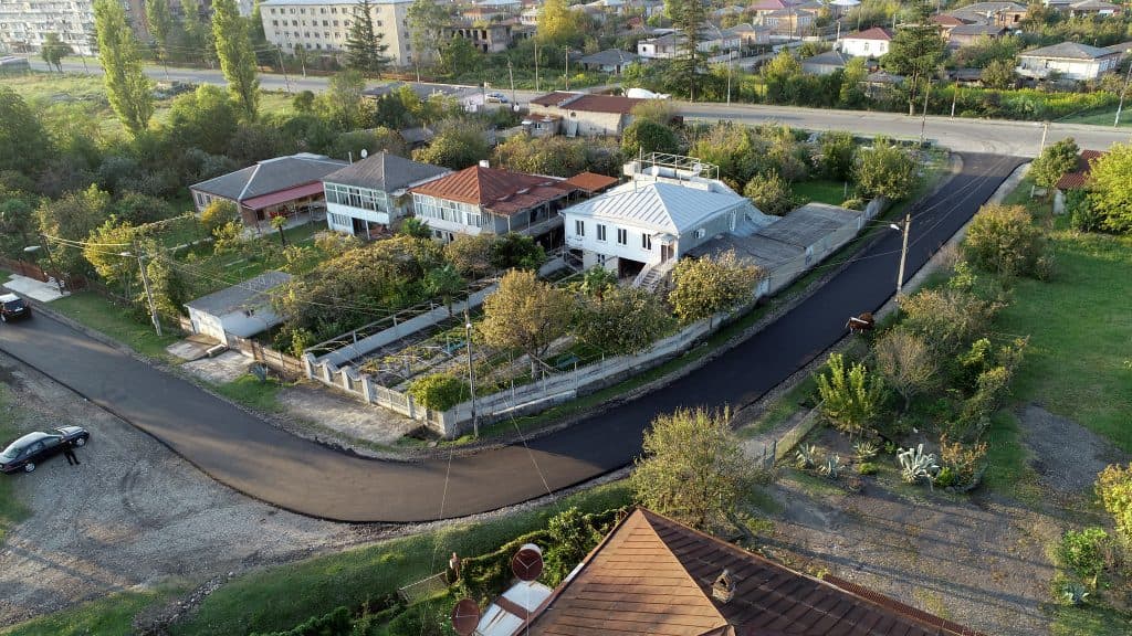 სენაკს კიდევ სამი განახლებული ქუჩა შეემატა - image 2