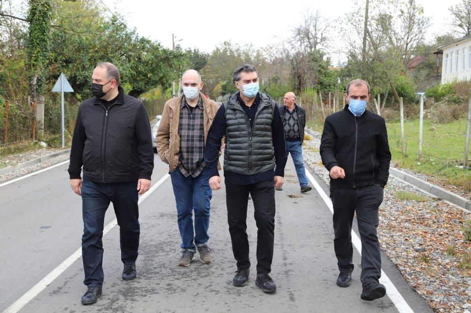 ირაკლი ჩიქოვანი და მიხეილ ყაველაშვილი სოფელ რუხში მოსახლეობას კარდაკარის პრინციპით ხვდებიან